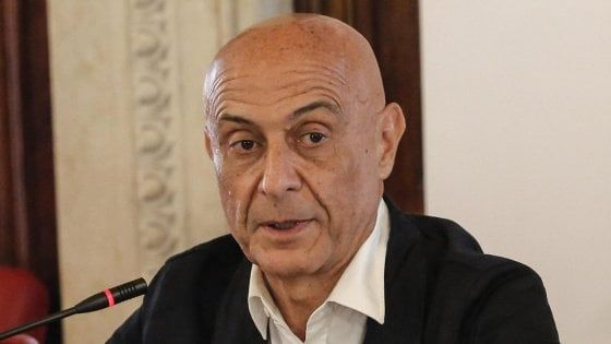  Migranti, Minniti: "Governare i flussi è di sinistra, aumenta la sicurezza, riduce la paura" 
