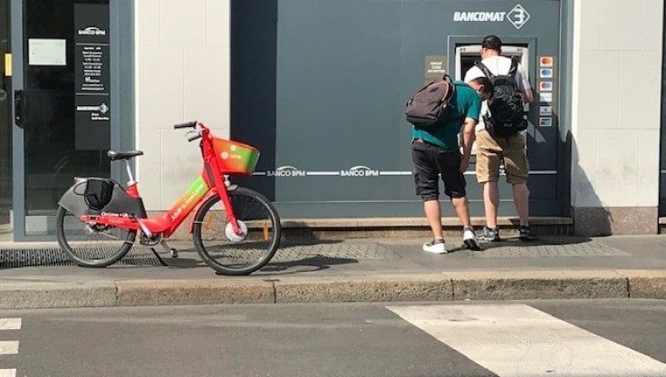 Mobilità, quando il parcheggio dello sharing diventa un'invasione dei marciapiedi di Milano
