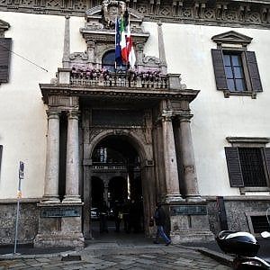 Milano, agente della polizia locale si toglie la vita in ufficio