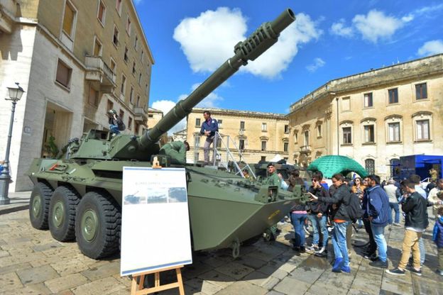 Lecce, c'è un carro armato in piazza: l'Esercito si mette in mostra
