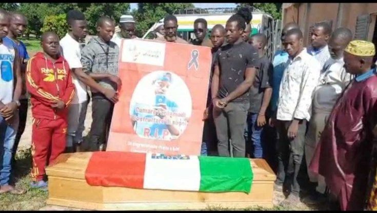 Bracciante morto di caldo in Puglia, oltre 500 persone ai funerali in Africa: "Voleva aiutare i genitori a costruire una casa"