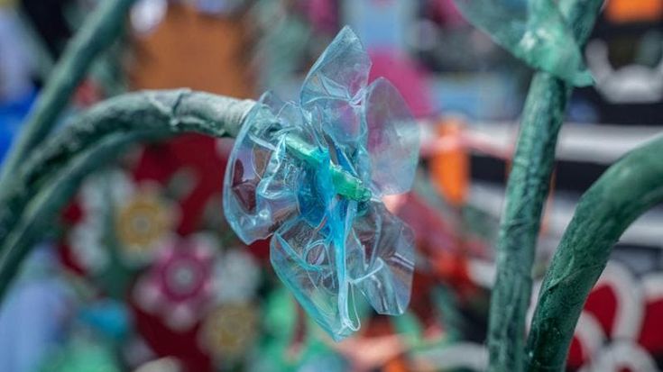 Procida, alla processione il “Mistero” con 1000 bottiglie di plastica: “Messaggio di sostenibilità”