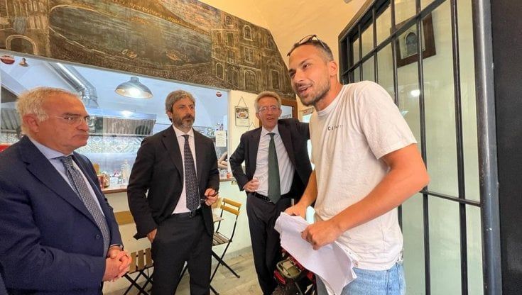 Napoli, Fico nel ristorante del raid ai Tribunali: "Prendere di petto la questione sicurezza"