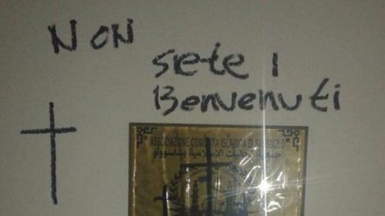 Modena, scritte contro i musulmani in moschea: "Non siete i benvenuti"