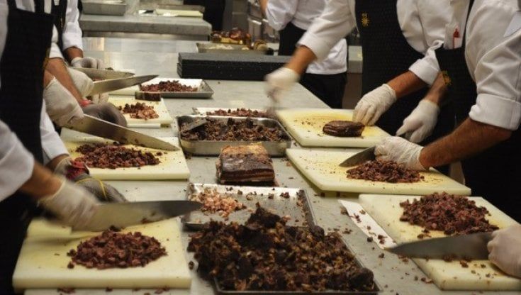 Panettoni, patè e capponi: così le cucine gourmet sfornano la tradizione natalizia