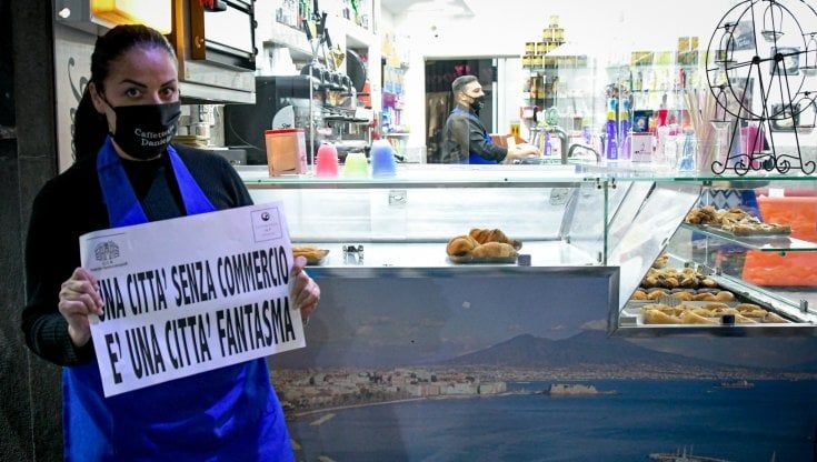 Saracinesche alzate e luci accese. Domani la protesta dei negozi a Napoli: "Il futuro non si chiude"