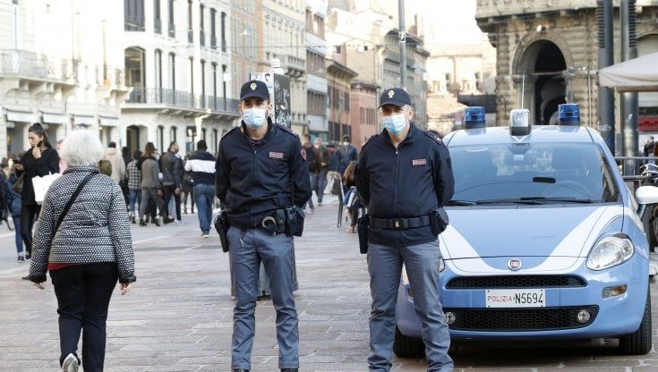 Covid, i dati settimanali: rallenta l'aumento dei casi, ma crescono ricoveri nei reparti ordinari e decessi