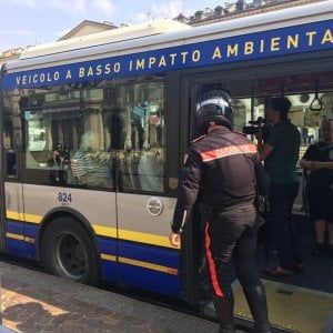 Cerca di aggredire la conducente del bus, e  la costringe  a chiudersi nella cabina 