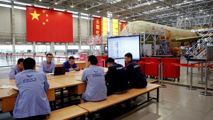Decolla il primo aereo "made in China": la sfida a Boeing e Airbus parte sulla rotta Shanghai-Pechino