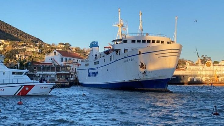Ischia, traghetto spinto dal vento verso la banchina: paura a bordo