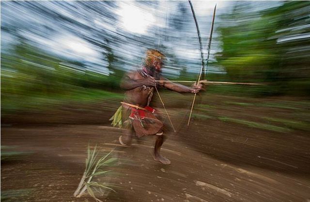 Papua, Nuova Guinea: Sergio Riccardo a tu per tu con la tribù degli Huli