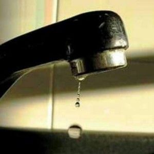 Bollette dell'acqua troppo care, la protesta a Massa: "Basta usura"