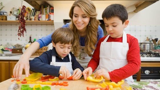 Bambini in cucina, un ‘campionato’ di ricette per imparare a mangiare sano 