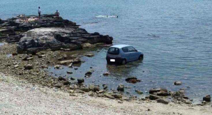 Manfredonia, c'è un'auto in mare fra i bagnanti