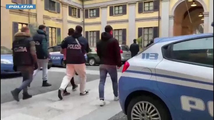Lo colpiscono con 11 coltellate e gli perforano un polmone dopo una lite: arrestati due 19enni per il tentato omicidio di Corso Como