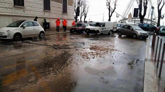 Bari, si apre una voragine in via Zara: traffico in tilt nel quartiere Madonnella