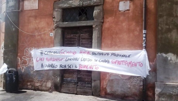Lo chef Borghese invita a lavorare gratis per fare gavetta, i livornesi lo accolgono con gli striscioni: "No agli schiavi, non sei il benvenuto"