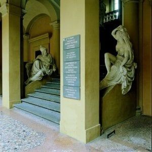Bologna, si fa chiudere nella Facoltà per rubare i soldi dalle macchinette. Ma non riesce più a uscire