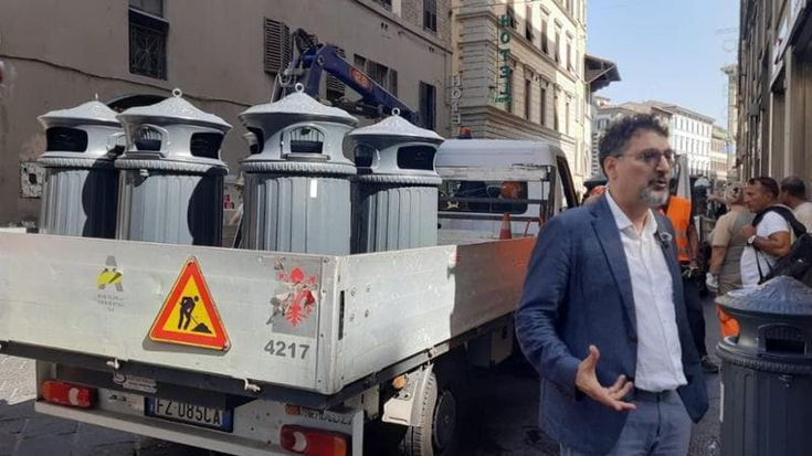 Rifiuti: in ghisa e vintage, arrivano i nuovi cestini nelle strade del centro