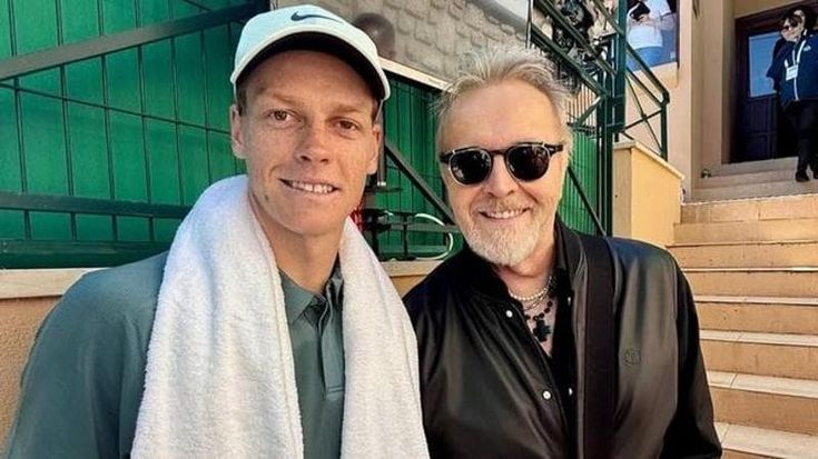 Sinner, dopo la vittoria con Machac l’incontro con Umberto Tozzi: il cantante gli chiede la foto