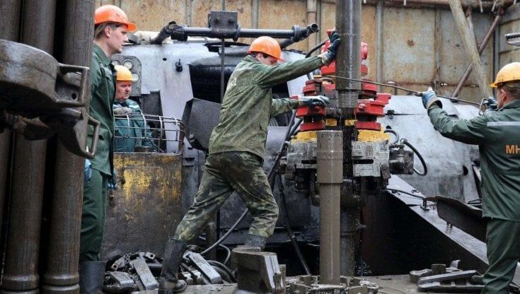 Petrolio, le compagnie si arrendono: "Mettete una tassa sulle emissioni di CO2"