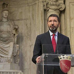 "Lui ai Caraibi e Roma pare Corleone": sui social la protesta per le vacanze del sindaco