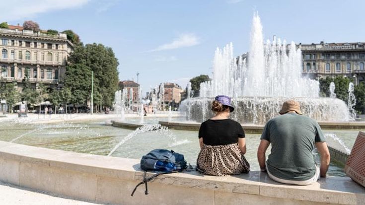 Caldo, Milano stremata dal sole cerca rifugio all’Idroscalo: “È il deserto a 40 gradi”