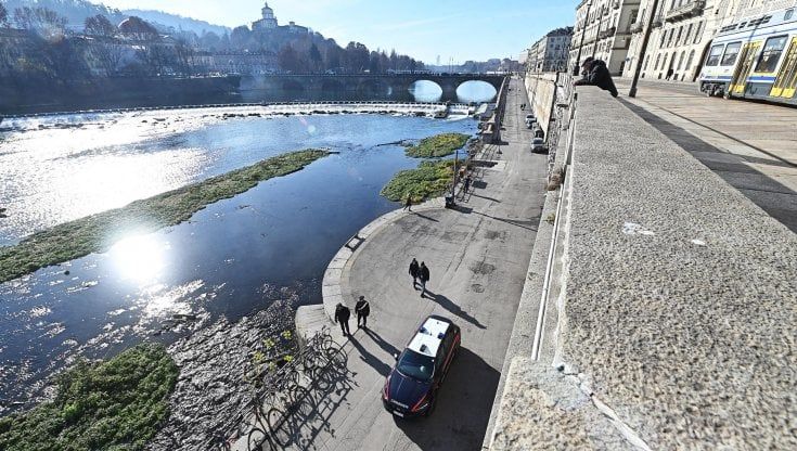 Divieto di lasciare bici, ma niente maxi rete per difendere i Murazzi