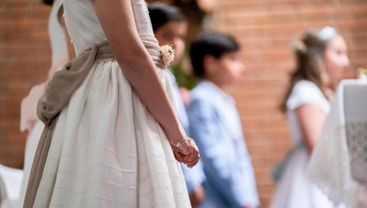 Meno fedeli in chiesa, il vescovo propone di invertire comunione e cresima: “Sarà utile?”