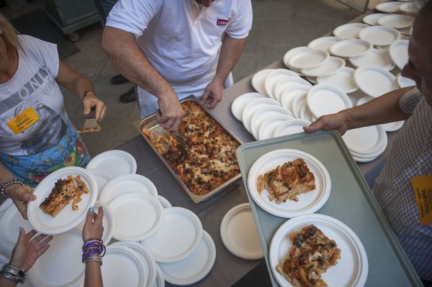 Bologna, il pranzo di Ferragosto per i poveri in Comune