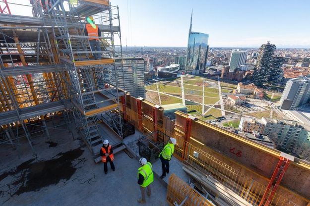 Il tricolore sventola a 120 metri d'altezza e domina Milano: ecco la "Scheggia di vetro" di Porta Nuova