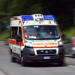 Roma, entra in camera dei genitori e cade dal balcone: bambino in gravi condizioni 