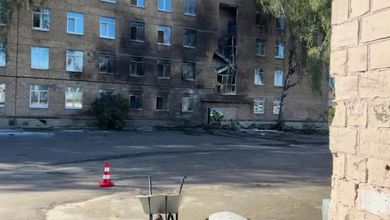Un drone russo si è abbattuto su una scuola a Kiev, strage sfiorata: il momento dell’impatto