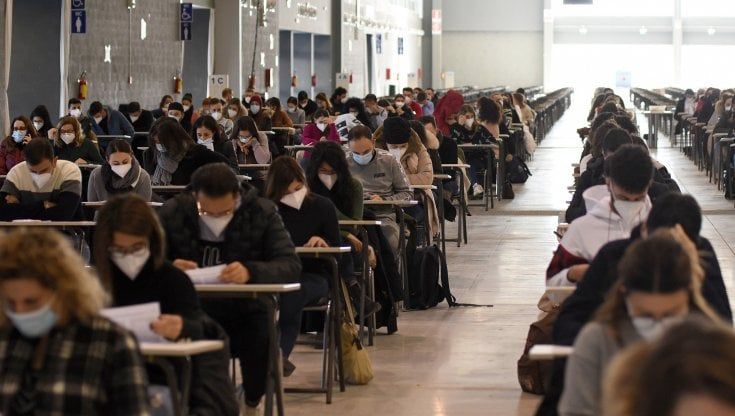 Infermieri, a Bari la carica dei 10mila al concorso per un posto fisso: dai 20 ai 60 anni, ecco chi sono i candidati