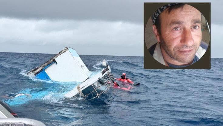 “Imbarchiamo acqua”, ma il comandante non lascia il peschereccio che affonda ed è disperso