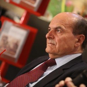 Riforme, Bersani: "Voto sì, ma non cambino le carte in tavola". Benigni: "Io orientato al no"