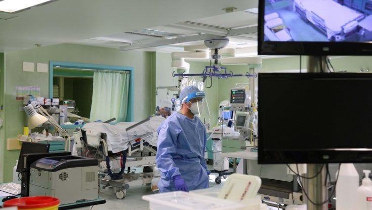 Coronavirus, Puglia prima regione d'Italia per nuovi ingressi in Rianimazione: altri 30 ricoveri