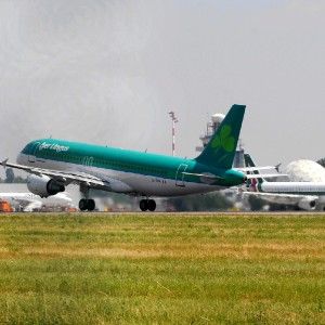 Scrive 'pericolo Ebola' in aereo: 56enne di Vigevano punito con una multa di 2.500 euro