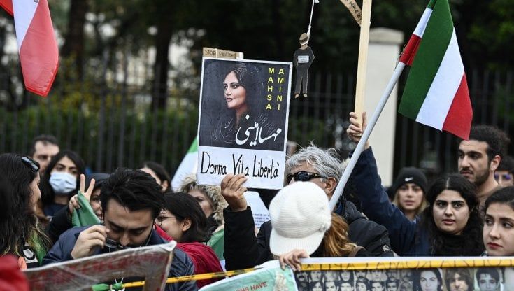 Iran, nuova manifestazione davanti all'ambasciata: "Italia caccia via gli assassini"
