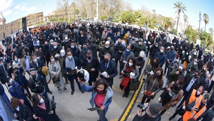 In piazza la rabbia dei commercianti con l’acqua alla gola: "Chiediamo aiuto, siamo disperati"