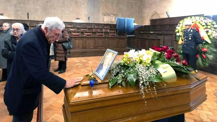 Santangelo, l’omaggio di Napoli alla camera ardente. Oggi i funerali