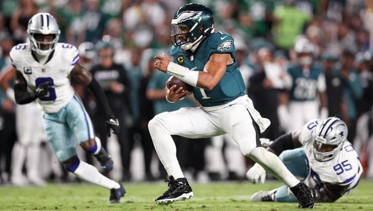 Nfl, Hurts decisivo nella vittoria degli Eagles sui Cowboys sotto gli occhi di Michael Jordan