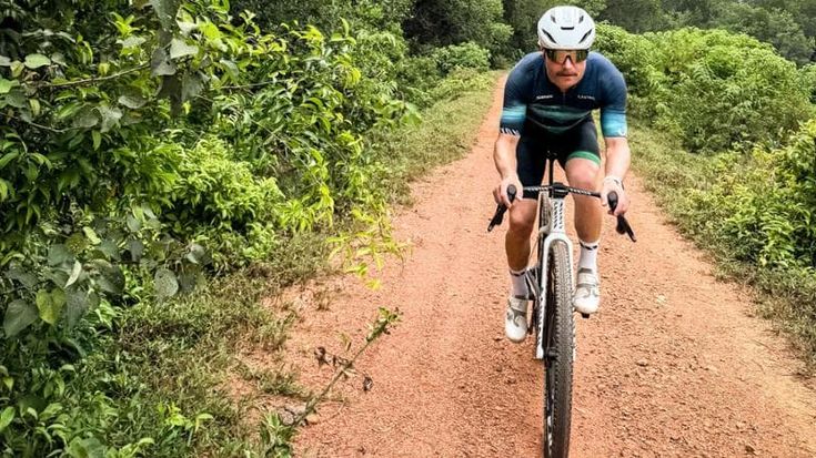 Bottas, niente aereo: 350 km in bici dalla Malesia a Singapore, il racconto del viaggio sui social