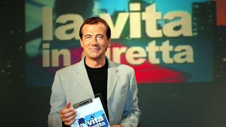Michele Cucuzza: “Intervistai Pertini dandogli del tu. Alla Rai facevo boom di ascolti, oggi conduco il tg per Antenna Sicilia. Io sex symbol? Ho sempre pensato al lavoro”