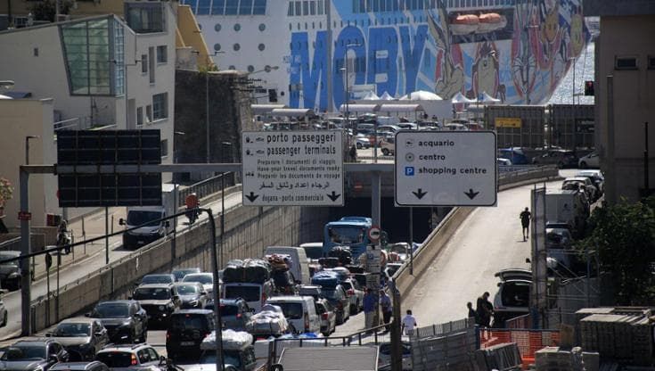 Traghetti e crociere: nel porto di Genova attesi sabato 35 mila passeggeri. In campo app e ledwall