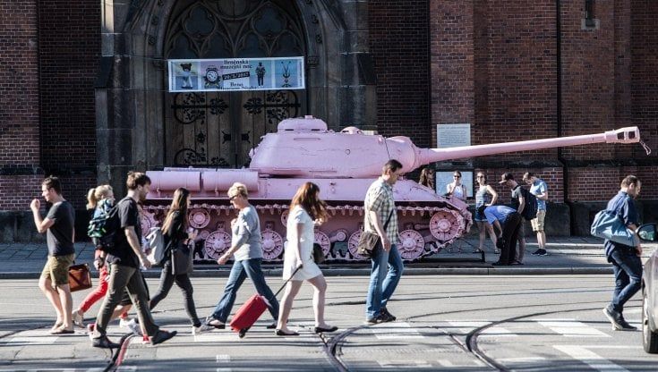 Praga festeggia "il Carrarmato Rosa", la parodia dell'imperialismo sovietico in spregio dell'occupazione