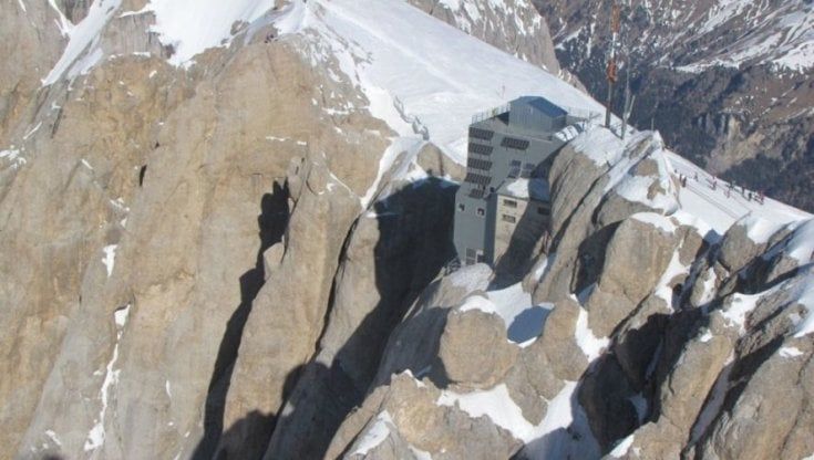 Sulla Marmolada dieci gradi in più: si stacca ampio seracco di ghiaccio vicino a Punta Rocca. Sei morti, dieci feriti e 16 dispersi