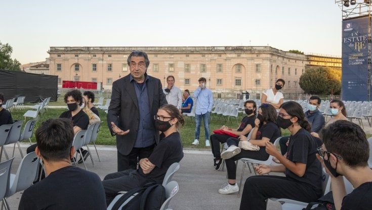 Muti tra i giovani orchestrali di Scampia: la prova generale è una lectio magistralis. E stasera il maestro dirige Schubert
