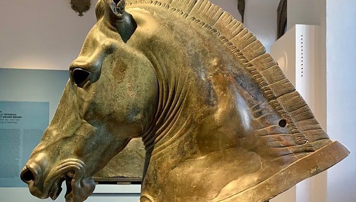 Virgilio, Donatello e il mistero del cavallo Carafa