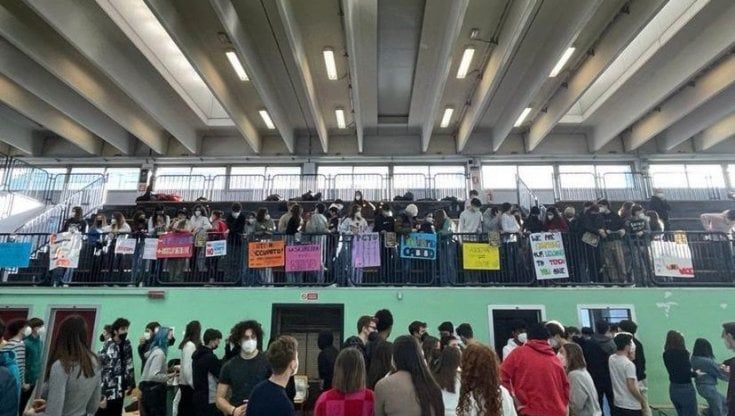 Lo scrittore Geda e gli studenti che occupano: "Prof, protestate anche voi: alla scuola serve un'alleanza"